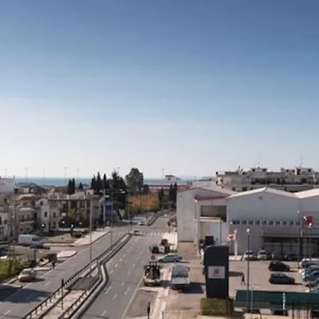 Deluxe οροφοδιαμέρισμα με υδρομασάζ κ' ταρατσόκηπο *